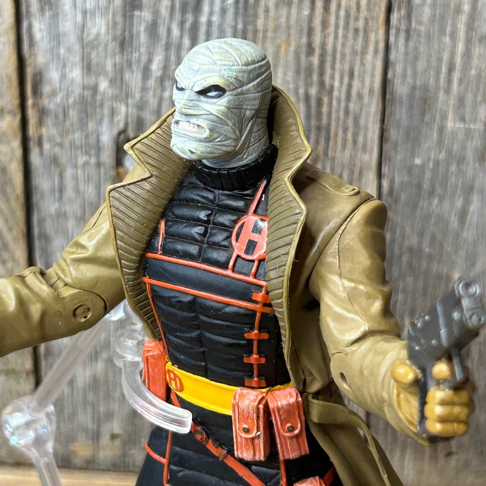 DC Comics Batman Hush Action Figure Tan Trench Coat Dual Pistols w/ Stand